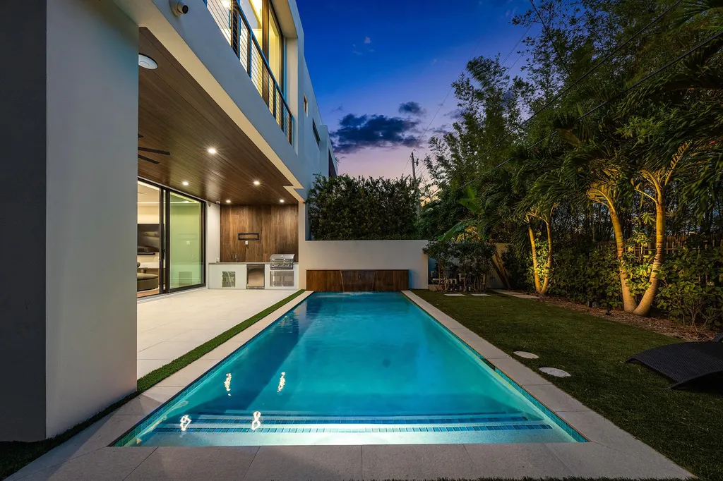 320 NE Wavecrest Way Boca Raton FL 33432