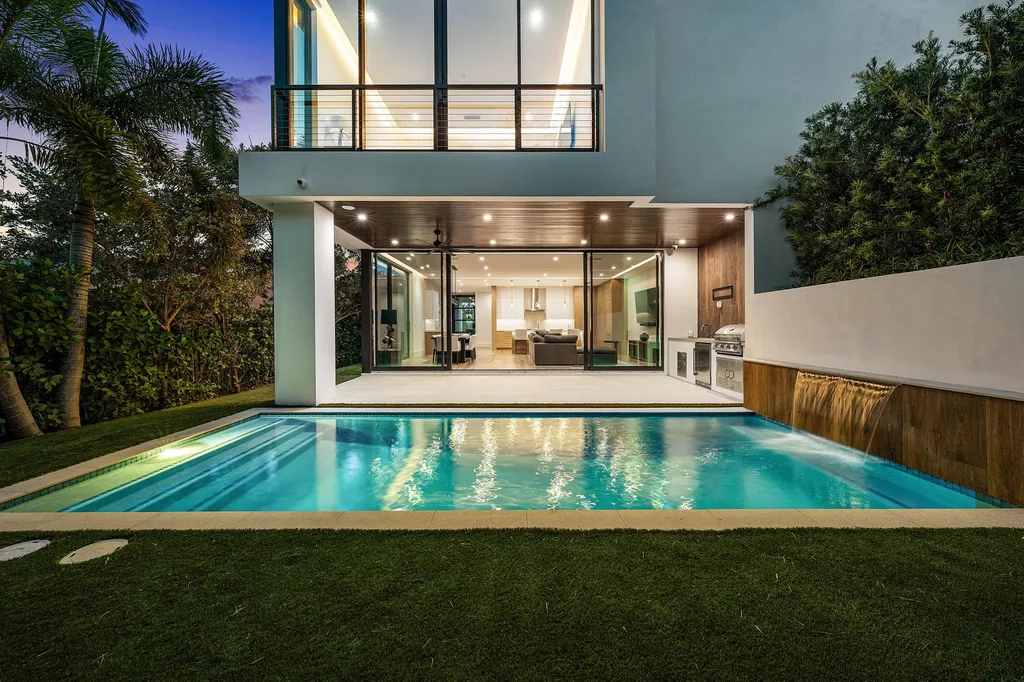 320 NE Wavecrest Way Boca Raton FL 33432