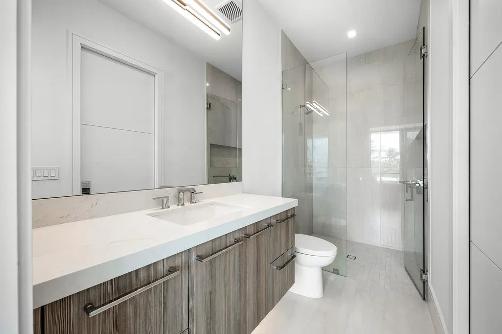 320 NE Wavecrest Way Boca Raton FL 33432