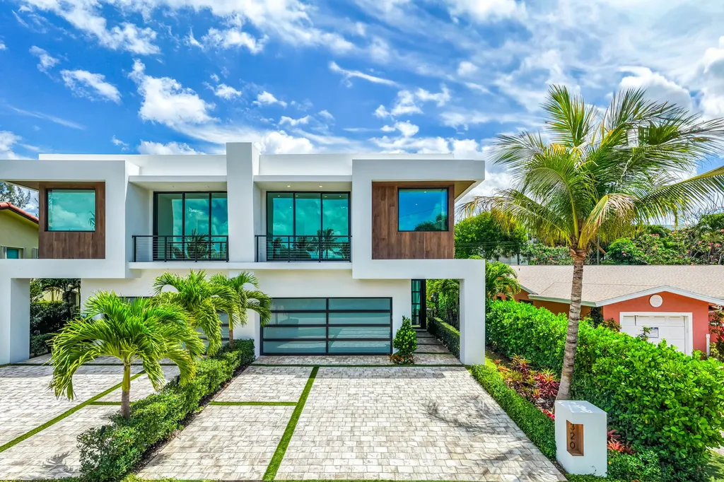 320 NE Wavecrest Way Boca Raton FL 33432