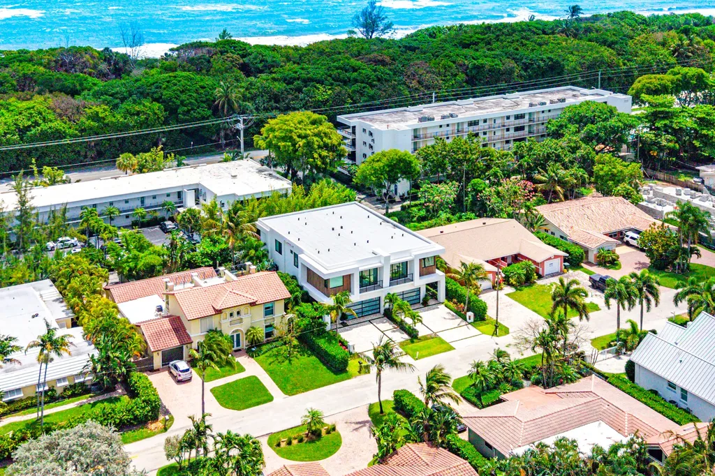 320 NE Wavecrest Way Boca Raton FL 33432