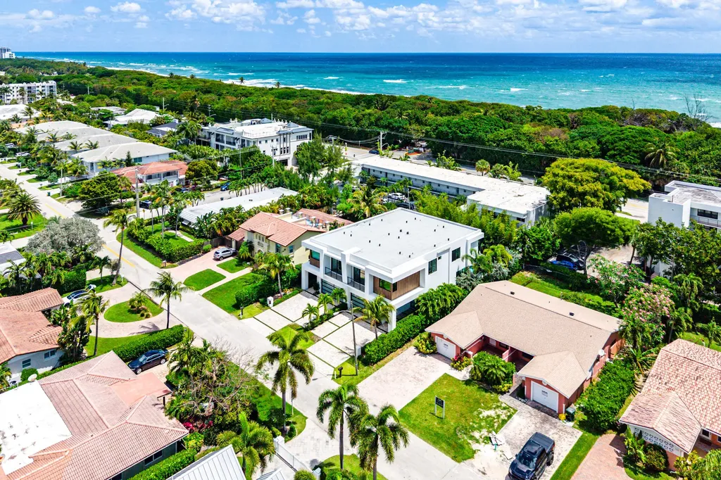320 NE Wavecrest Way Boca Raton FL 33432