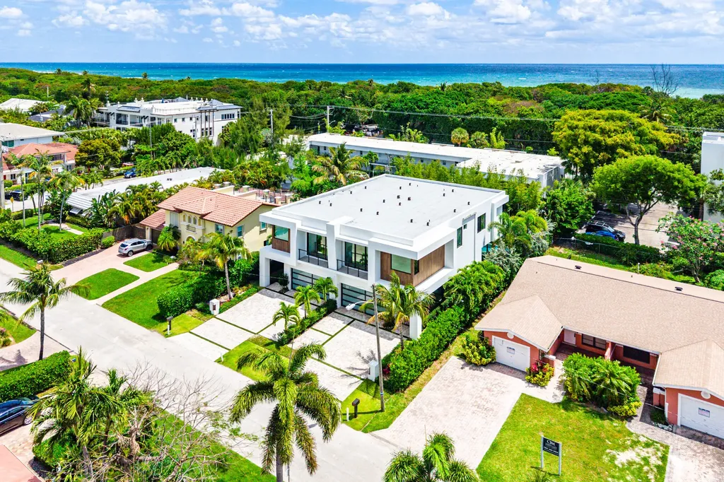 320 NE Wavecrest Way Boca Raton FL 33432