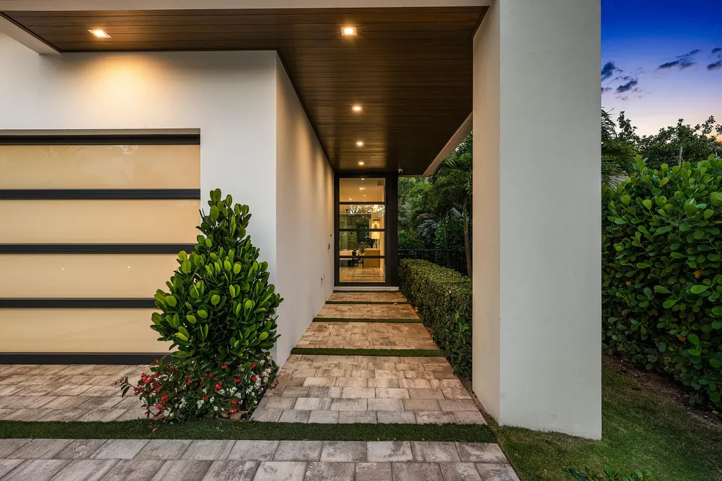 320 NE Wavecrest Way Boca Raton FL 33432