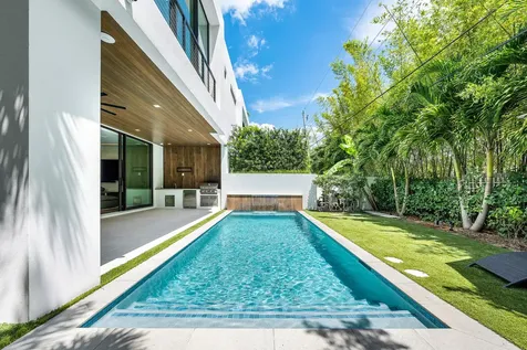320 NE Wavecrest Way Boca Raton FL 33432