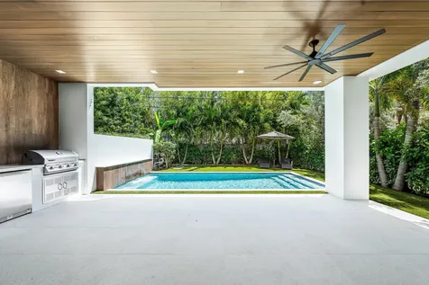 320 NE Wavecrest Way Boca Raton FL 33432