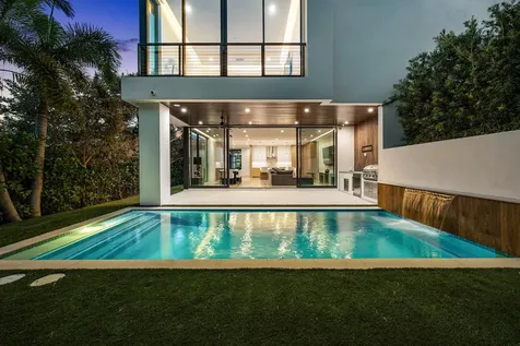 320 NE Wavecrest Way Boca Raton FL 33432