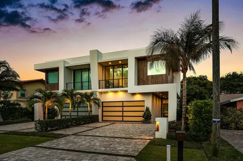320 NE Wavecrest Way Boca Raton FL 33432