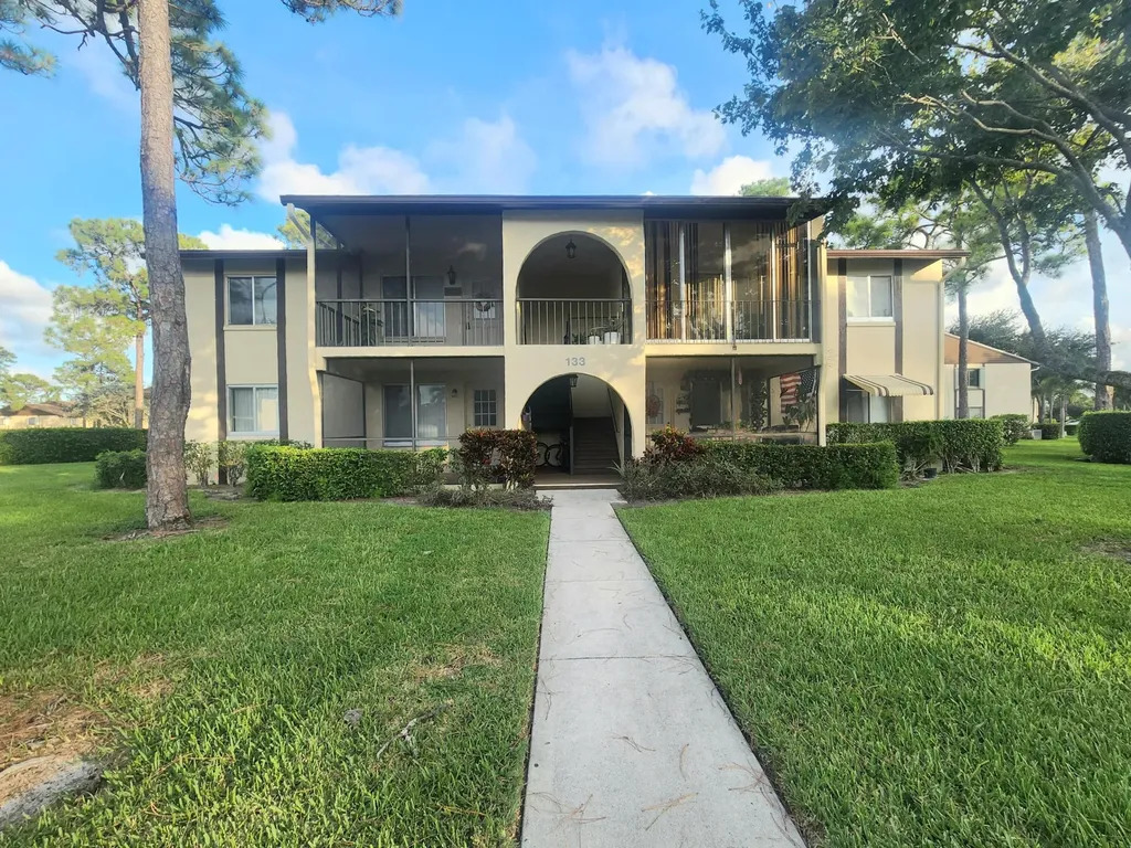 133 Lake Pine Circle Greenacres FL 33463