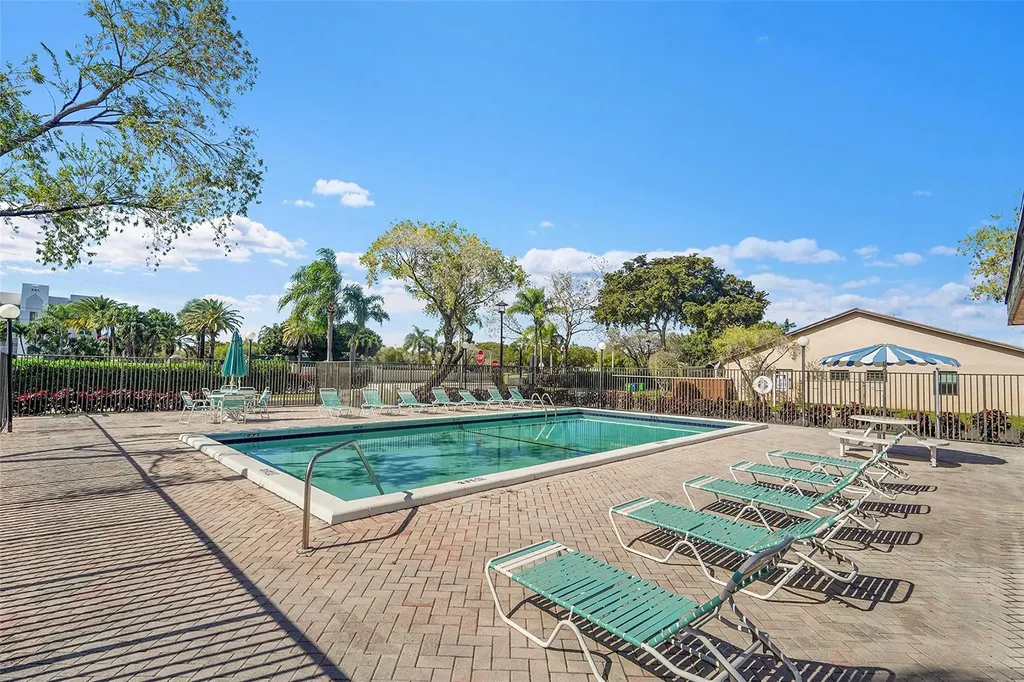 2698 N Nob Hill Road Sunrise FL 33322