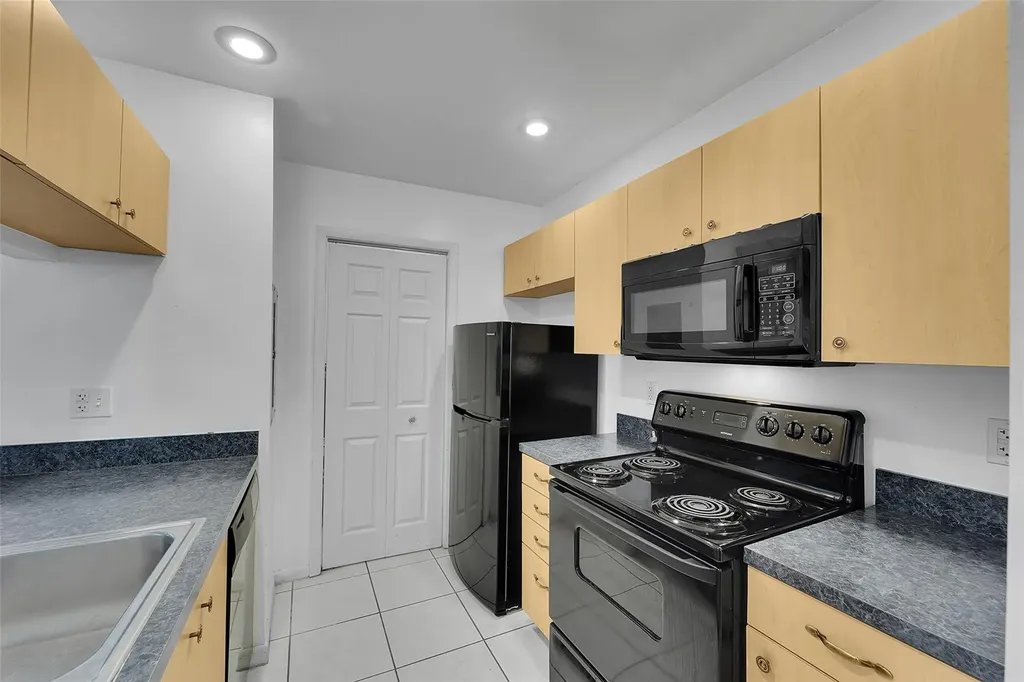 2698 N Nob Hill Road Sunrise FL 33322