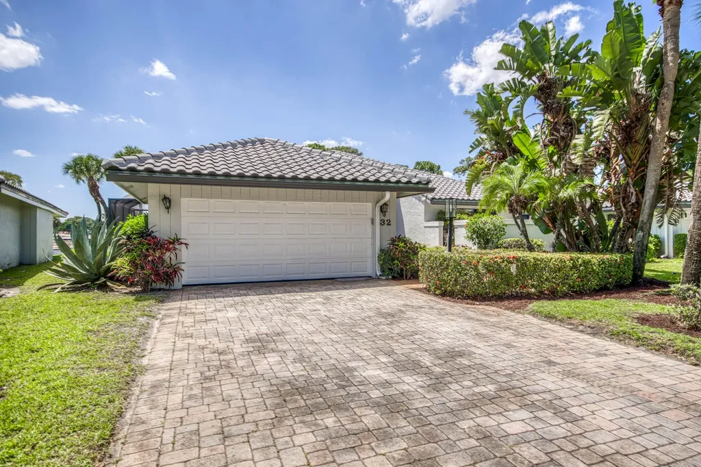 32 Glens Drive E Boynton Beach FL 33436