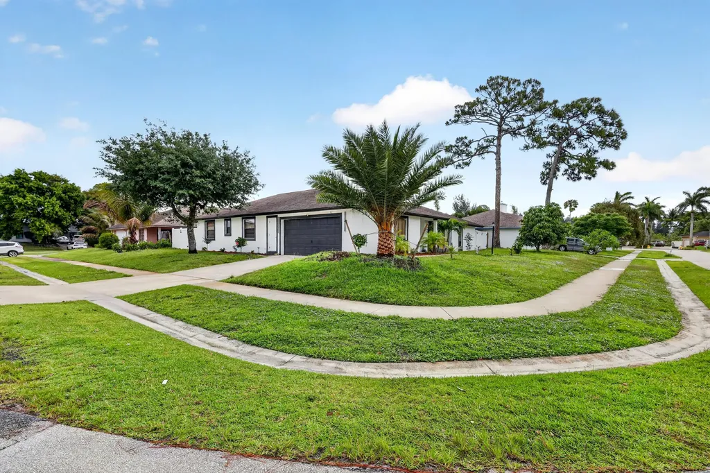 4831 Dorchester Mews Haverhill FL 33415
