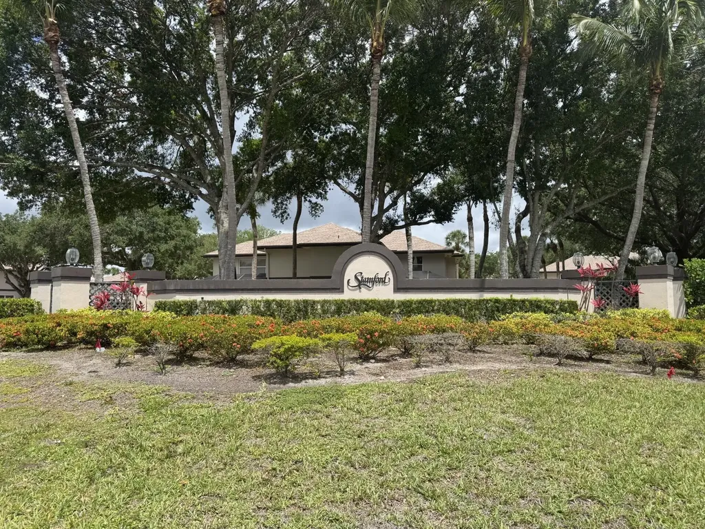 20 Bedford Court Royal Palm Beach FL 33411