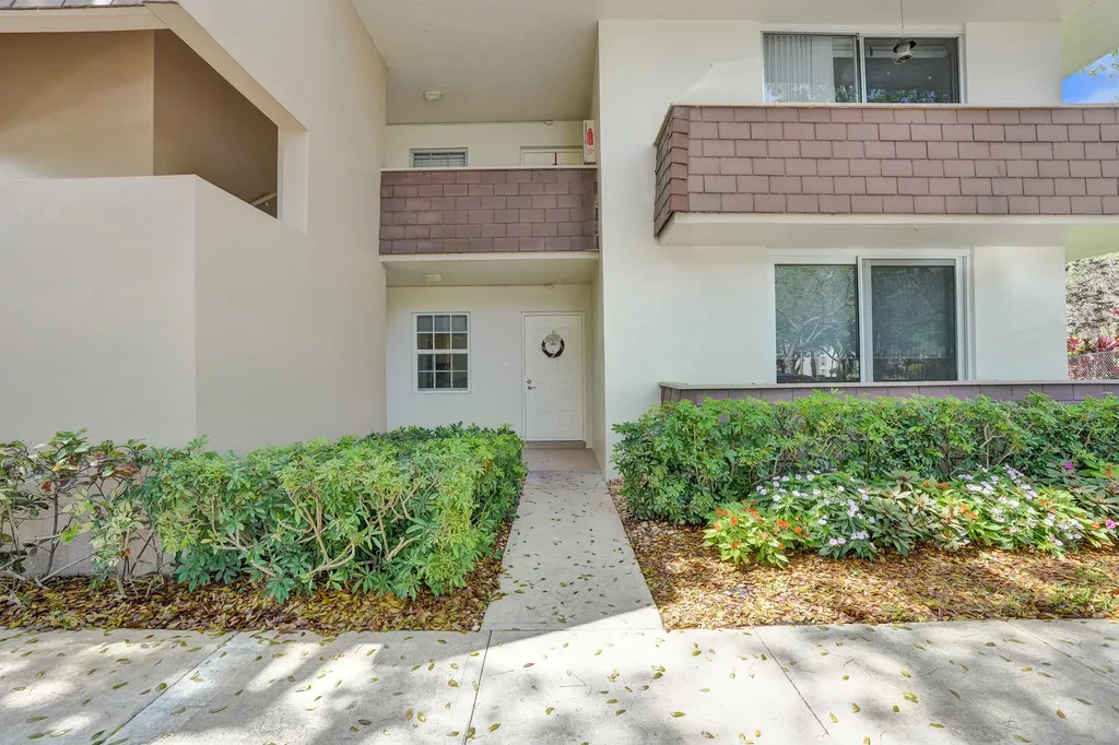 3621 Oaks Clubhouse Drive Pompano Beach FL 33069