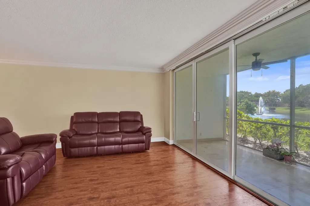 3621 Oaks Clubhouse Drive Pompano Beach FL 33069