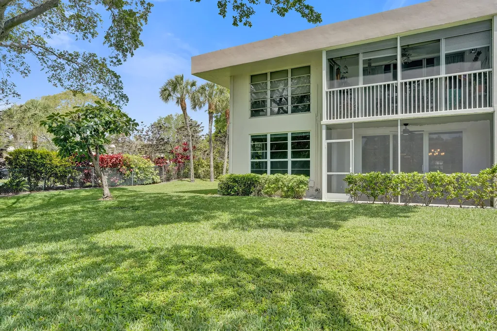 3621 Oaks Clubhouse Drive Pompano Beach FL 33069