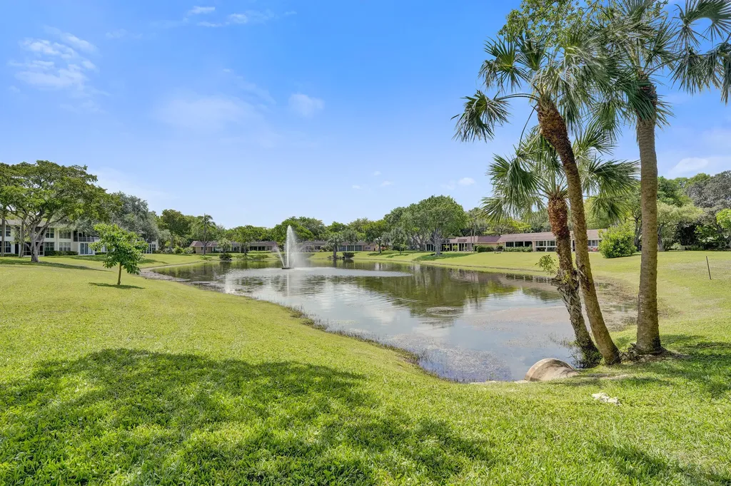 3621 Oaks Clubhouse Drive Pompano Beach FL 33069