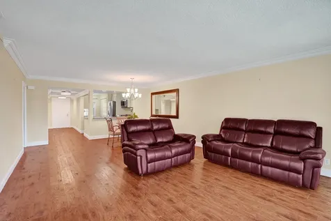3621 Oaks Clubhouse Drive Pompano Beach FL 33069