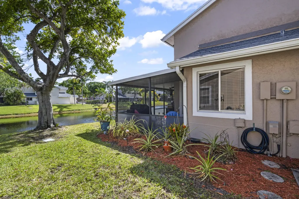 2030 Discovery Circle E Deerfield Beach FL 33442