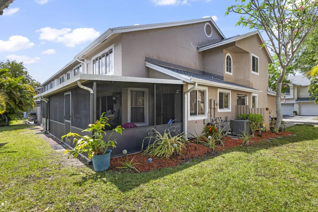 2030 Discovery Circle E Deerfield Beach FL 33442