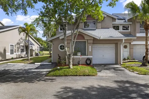 2030 Discovery Circle E Deerfield Beach FL 33442