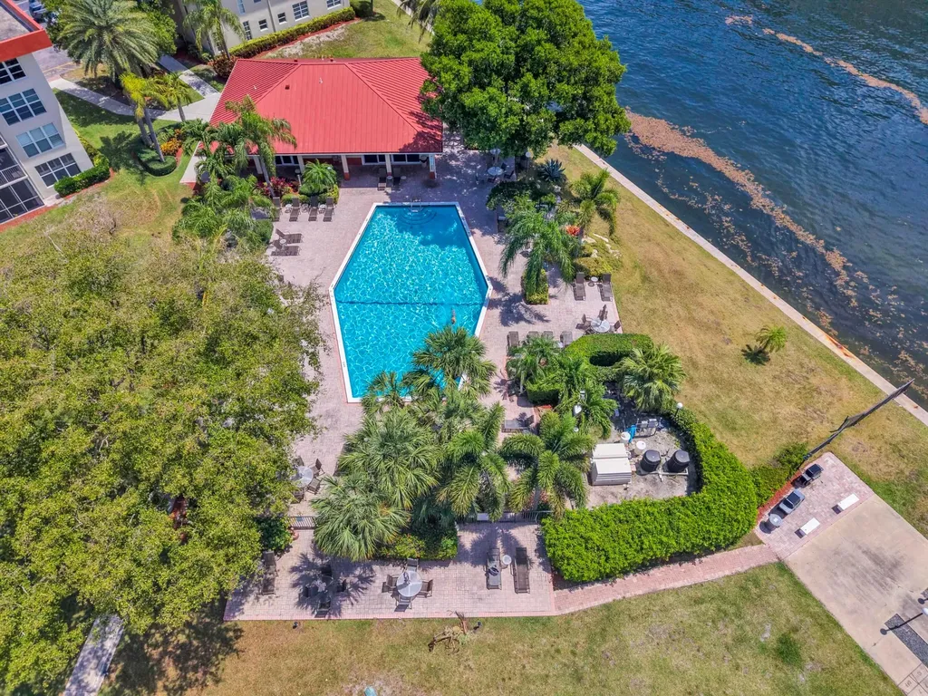 3050 NE 48th Court Lighthouse Point FL 33064