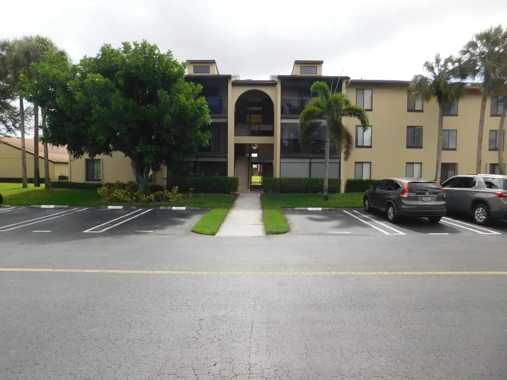 627 Sea Pine Way Greenacres FL 33415