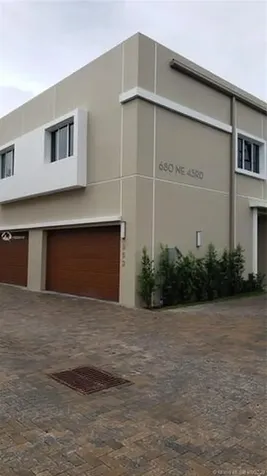 682 NE 43rd Street Oakland Park FL 33334