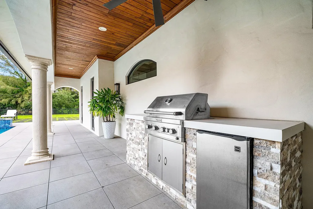5575 Whirlaway Road Palm Beach Gardens FL 33418