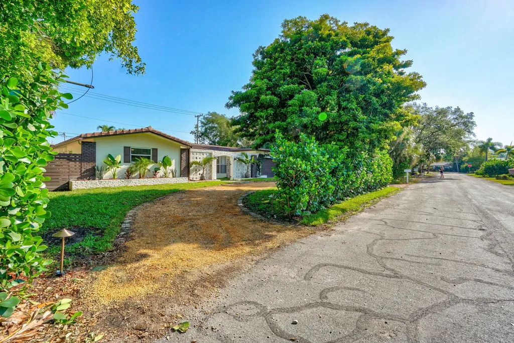 711 SW 25th Place Boynton Beach FL 33435