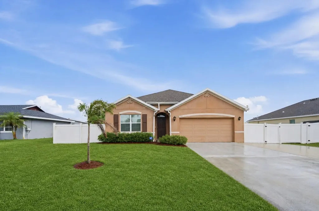 428 SE Fairchild Avenue Port St Lucie FL 34984