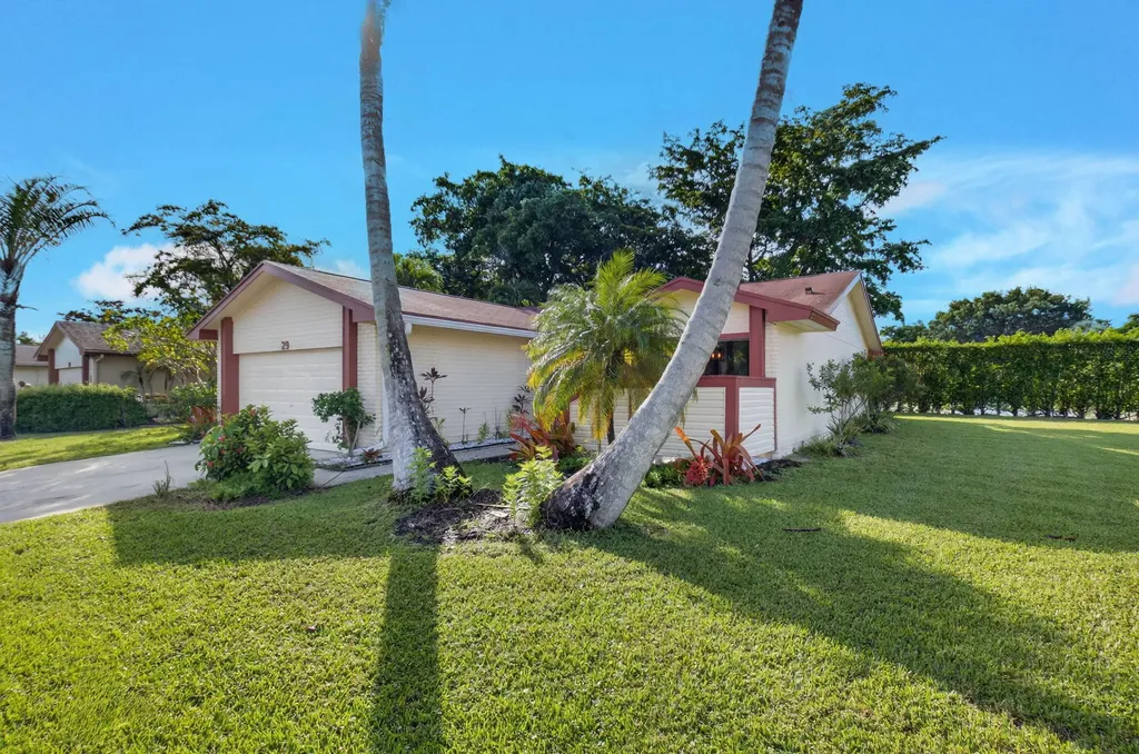 29 Fawlkland Circle Boynton Beach FL 33426