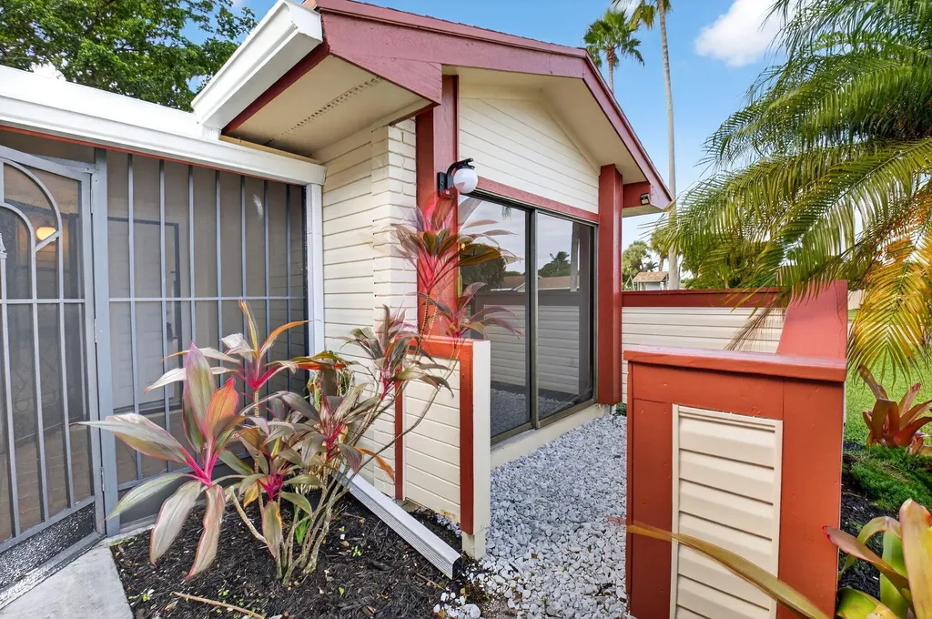 29 Fawlkland Circle Boynton Beach FL 33426