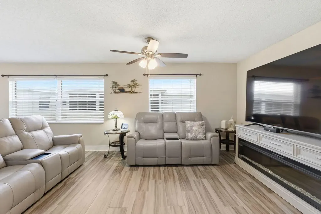 2398 SW 9th Avenue N Boynton Beach FL 33426