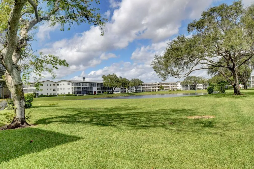 137 Fanshaw D Boca Raton FL 33434