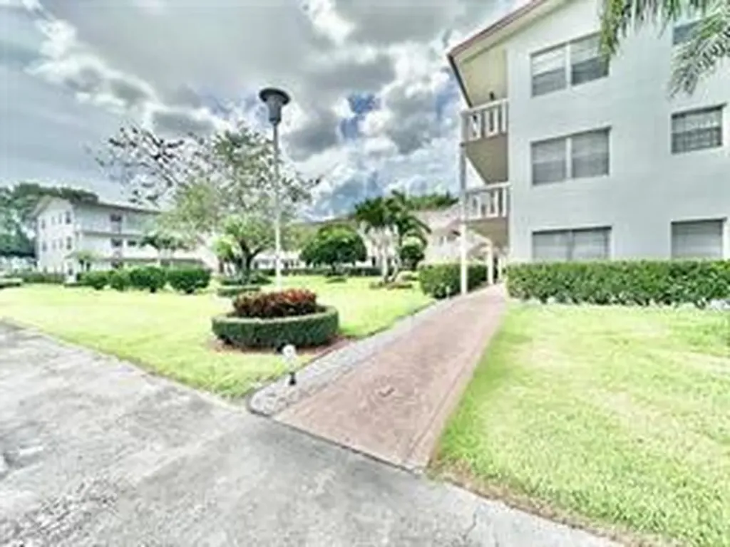 390 Fanshaw J Boca Raton FL 33434