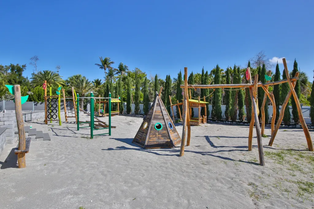 7816 Sanderling Road Sarasota FL 34242