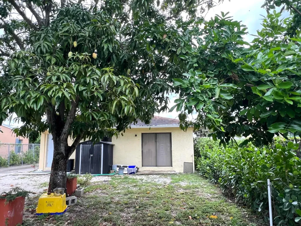 911 S D Street Lake Worth Beach FL 33460