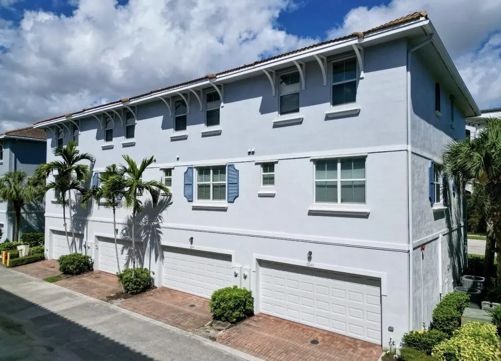 1247 Vía De Fossi Boynton Beach FL 33426