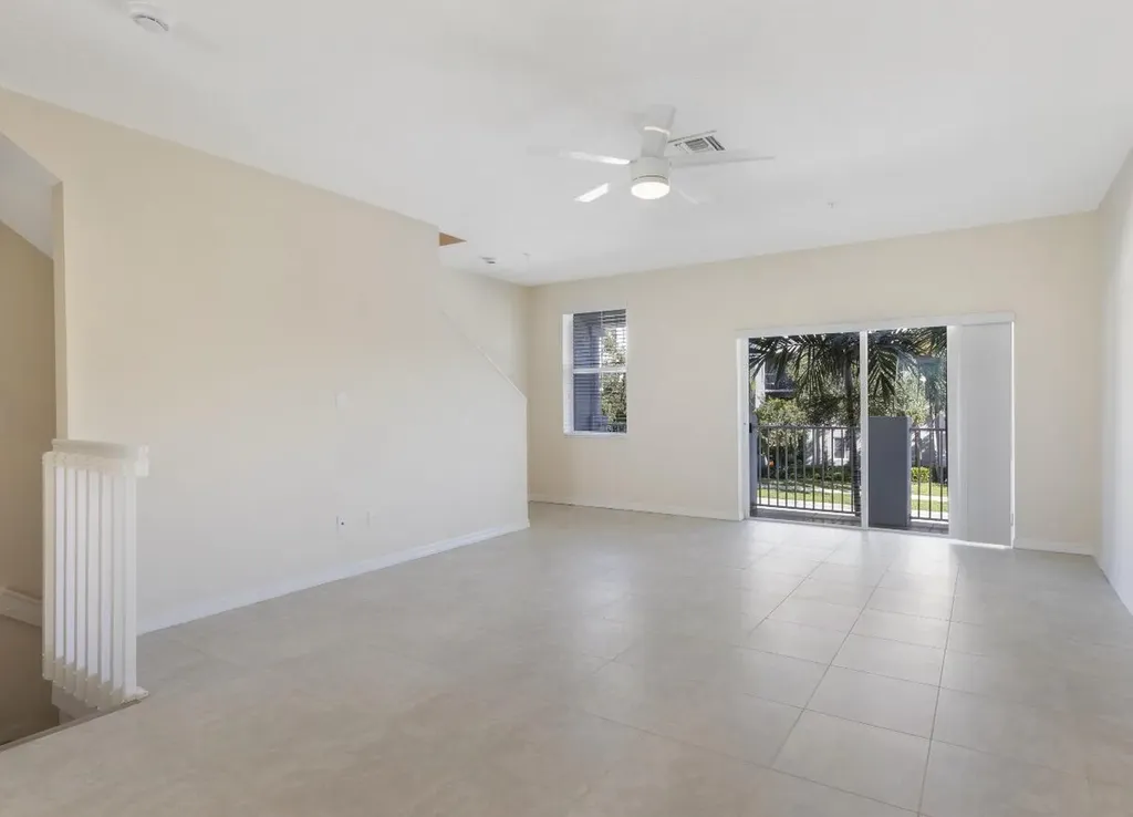 1247 Vía De Fossi Boynton Beach FL 33426