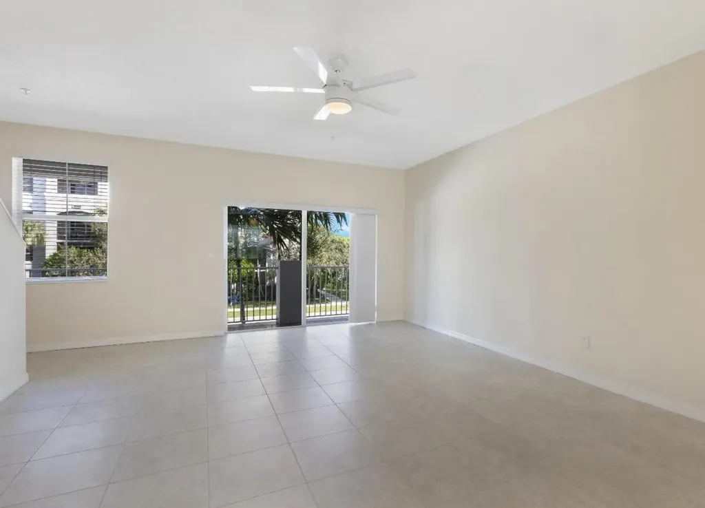 1247 Vía De Fossi Boynton Beach FL 33426