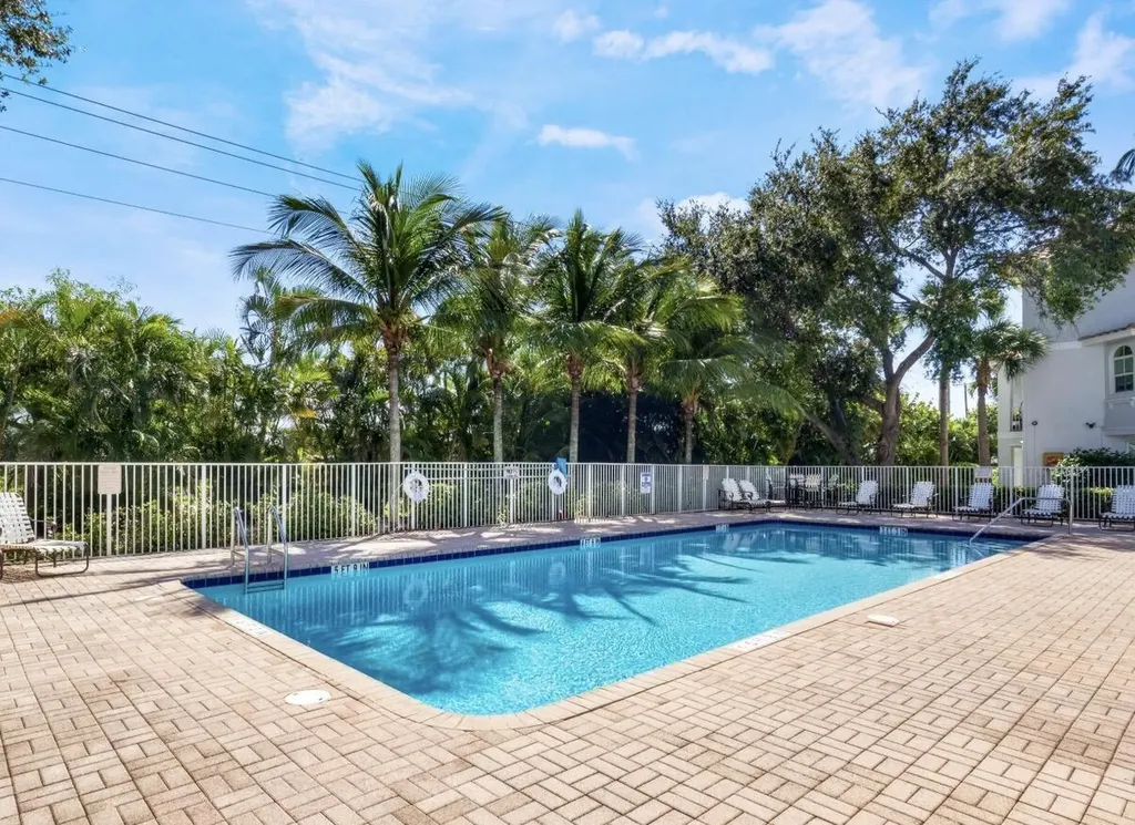 1247 Vía De Fossi Boynton Beach FL 33426