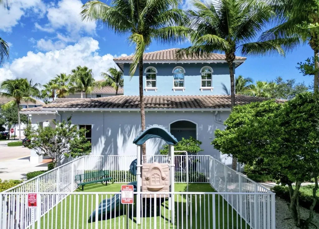 1247 Vía De Fossi Boynton Beach FL 33426