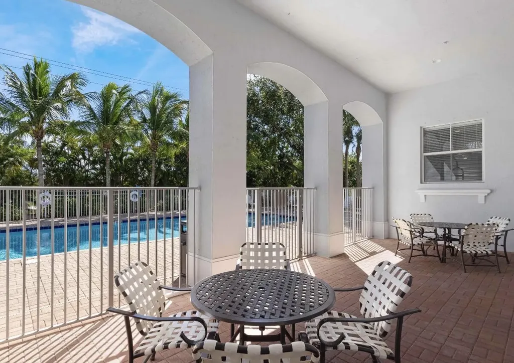 1247 Vía De Fossi Boynton Beach FL 33426