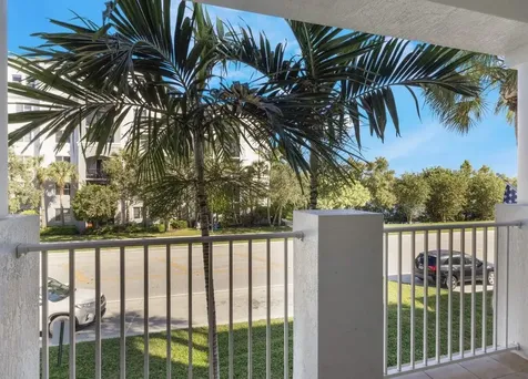 1247 Vía De Fossi Boynton Beach FL 33426