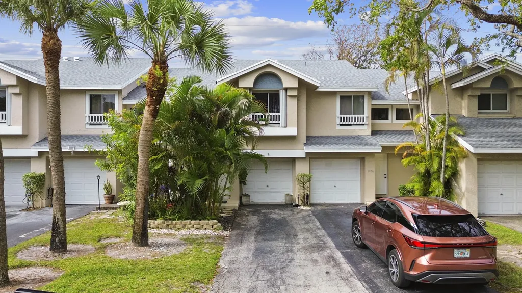 1928 Discovery Circle E Deerfield Beach FL 33442