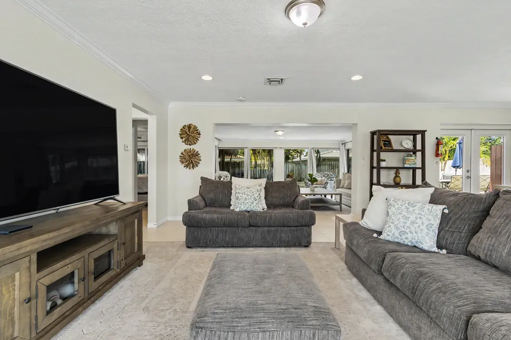 2770 NE 53rd Street Lighthouse Point FL 33064
