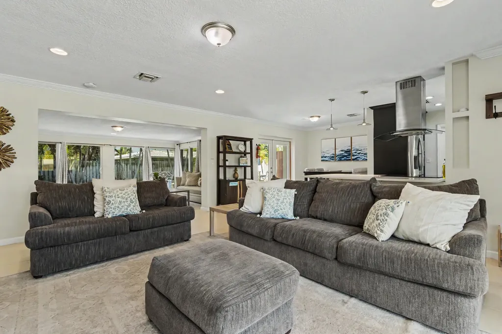 2770 NE 53rd Street Lighthouse Point FL 33064