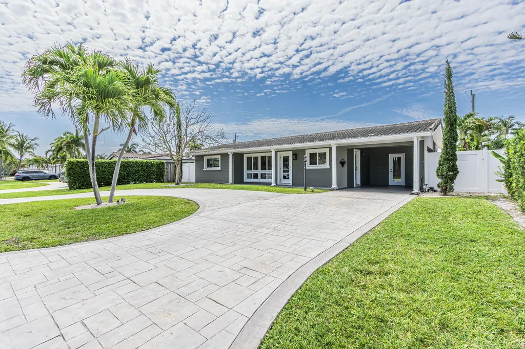 2770 NE 53rd Street Lighthouse Point FL 33064